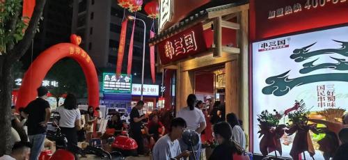 青口店门口经常有顾客在排队等候用餐